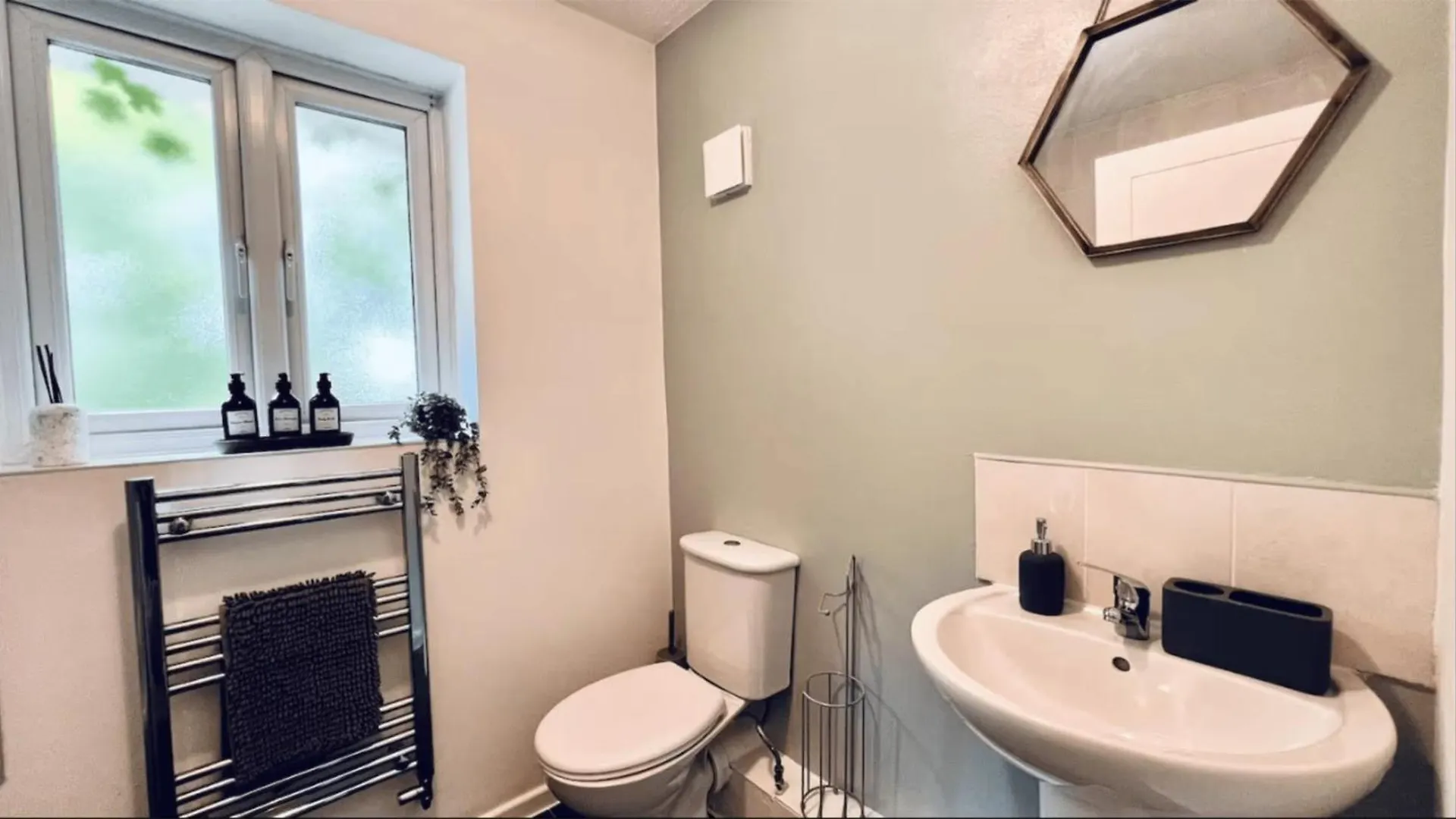 Charming Home With Parking Near City Centre Liverpool 0*,