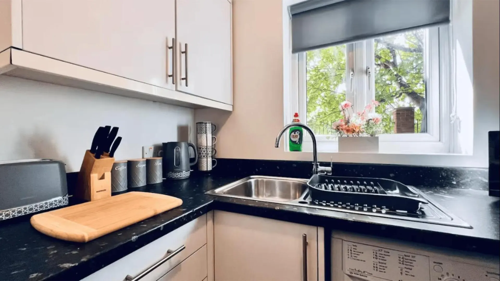 Charming Home With Parking Near City Centre Liverpool Holiday home