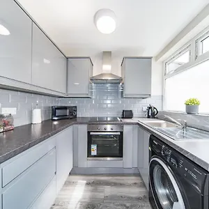 Holiday home Ryan Air I - Huge 4 Bedroom House With Free Parking, Liverpool