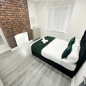 Holiday home Modern & Spacious, 4 Bedroom , 9ppl Free Wifi & Parking, Liverpool